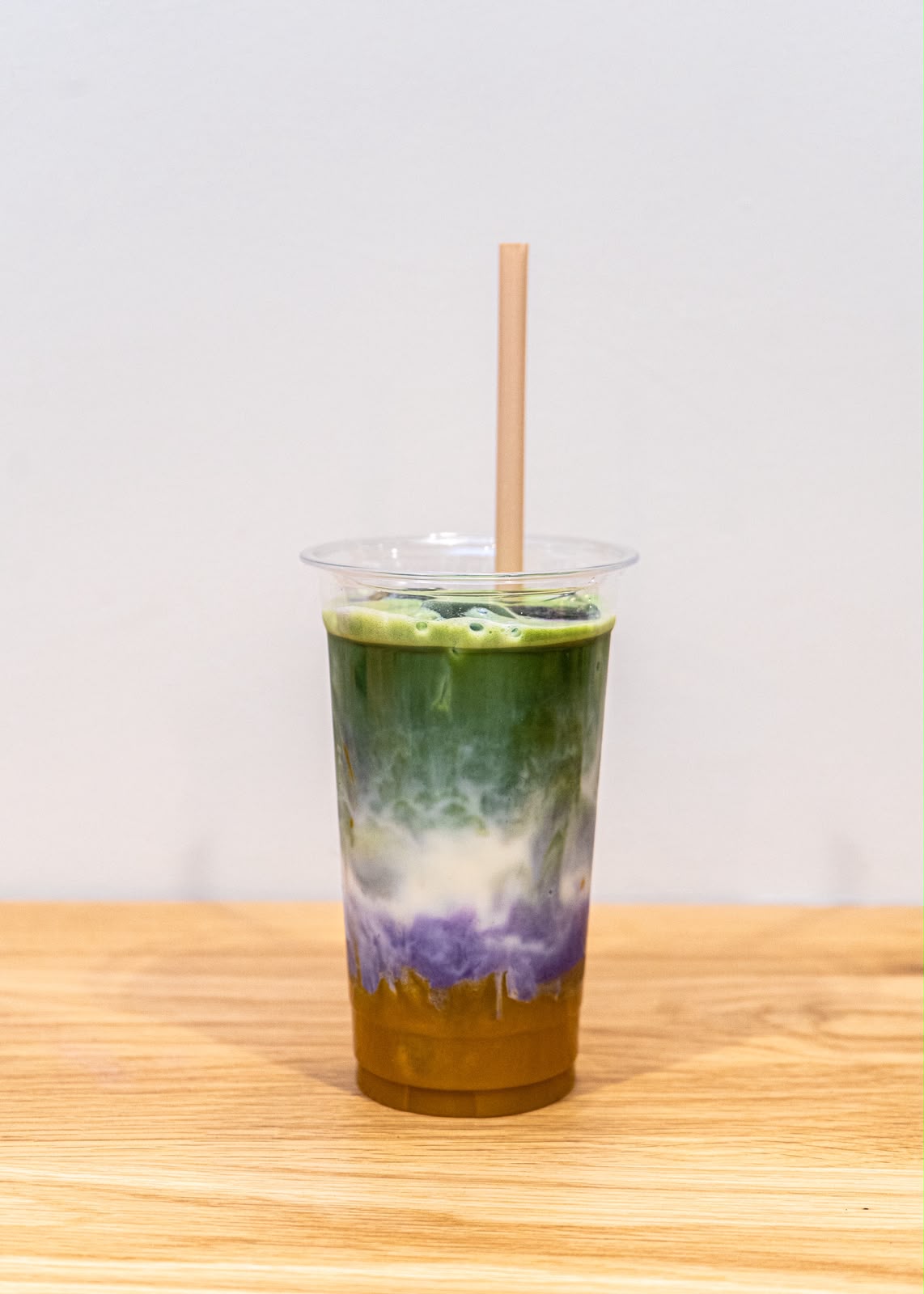 ube matcha latte met mangopuree en havermelk