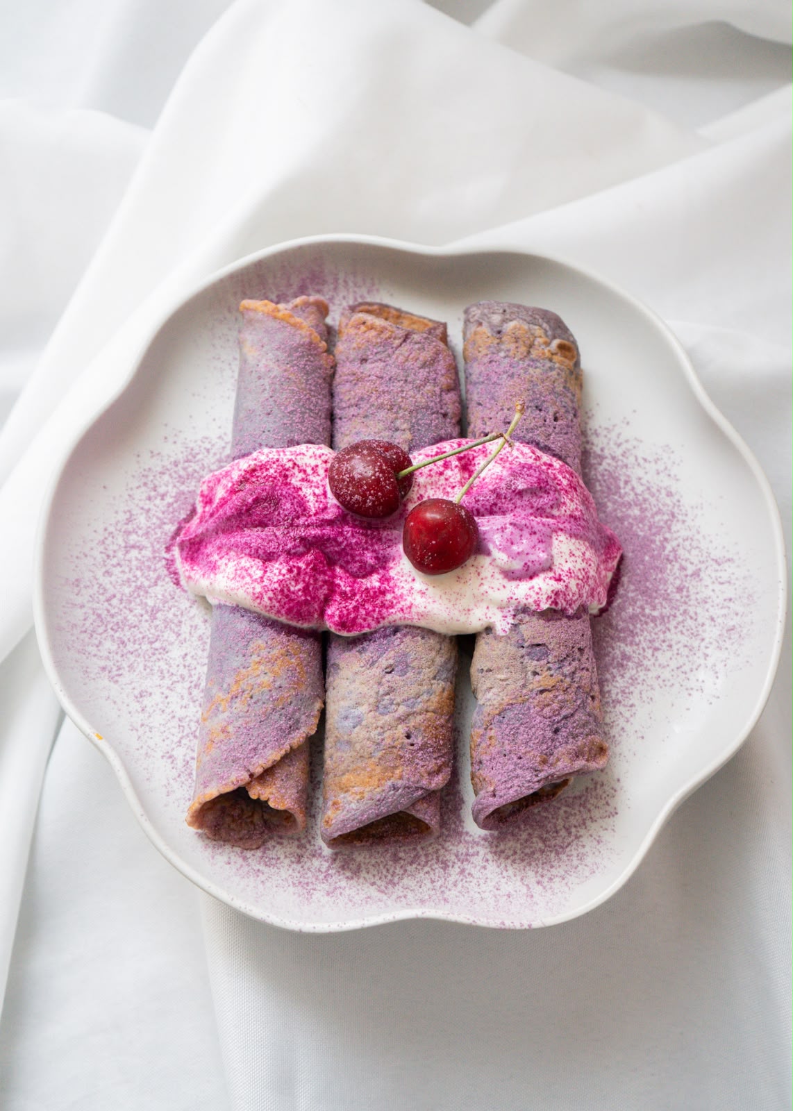 Ube pannenkoeken met Griekse yoghurt en verse kersen